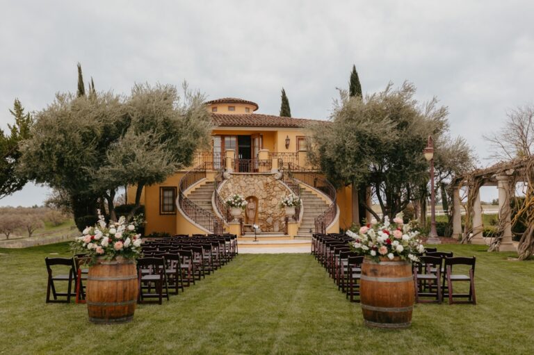 How to choose a wedding venue in 2026 indoor vs outdoor