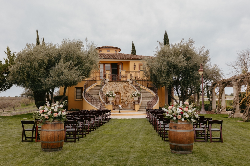 How to choose a wedding venue in 2026 indoor vs outdoor